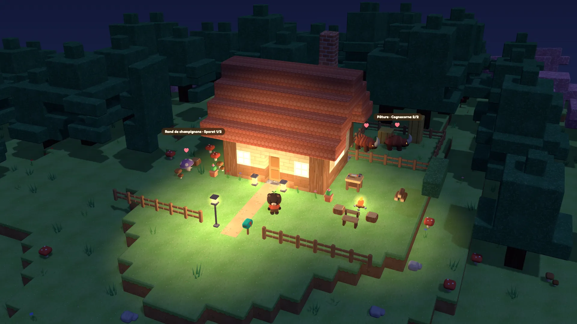 La cabane de nuit, fenêtres et lanternes allumées.